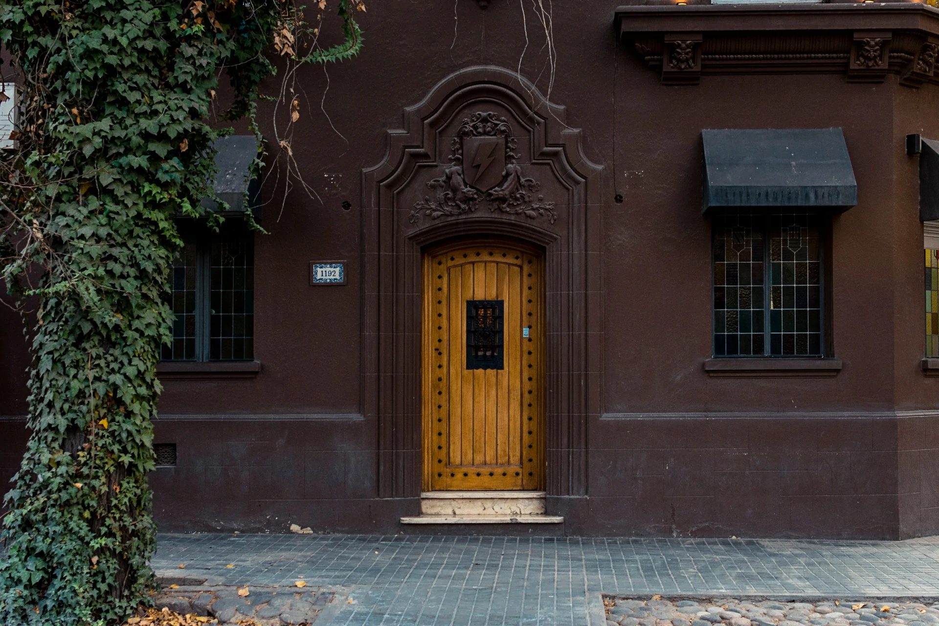 Entrada del estudio jurídico José Luis Ramón en Perú 1192, Mendoza